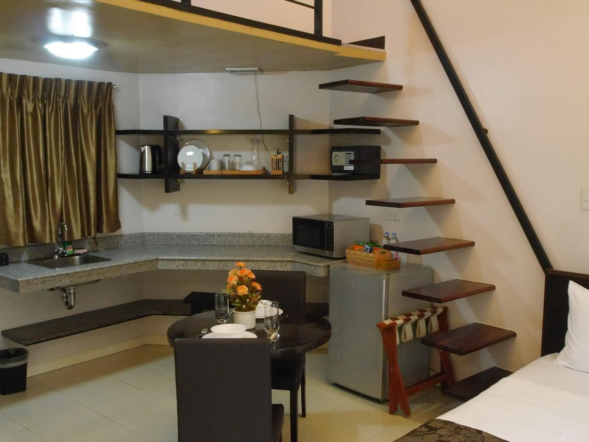 New Manila 3*